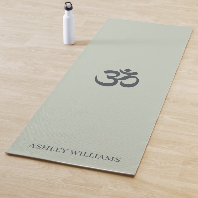 Tapis De Yoga Chic Monogramme Om Symbole Pastel Green Yoga Mat (En situation)
