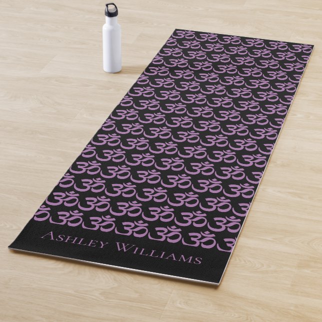 Tapis De Yoga Chic Monogramme Violet Om Symbole Motif Noir (En situation)