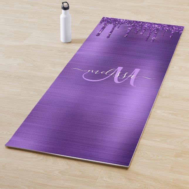 Tapis De Yoga Chic Purple Driple Parties scintillant Nom du mono (En situation)