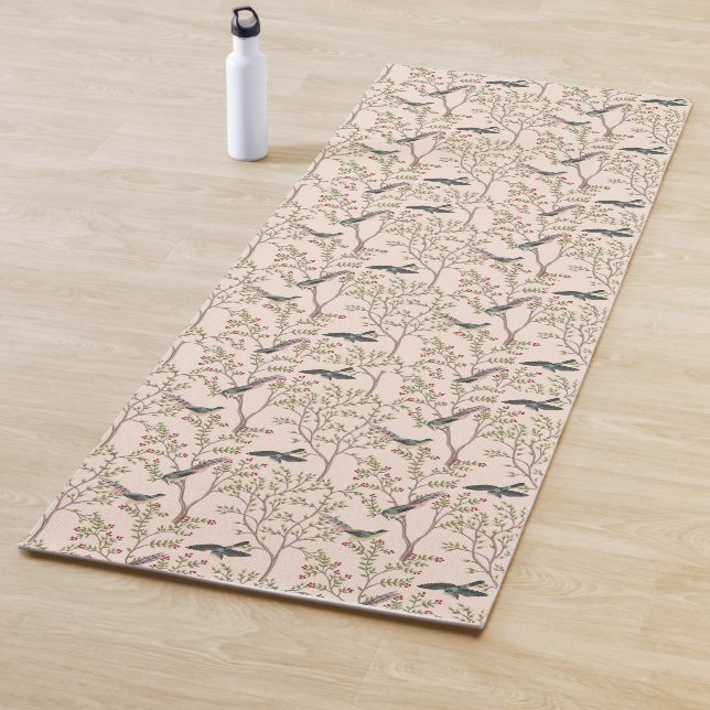 Tapis De Yoga Chinoiserie oiseaux et feuillage rose vif (En situation)