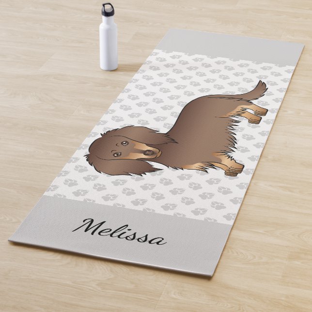 Tapis De Yoga Chocolat & Tan Long Cheveux Dachshund Chien & Nom (En situation)