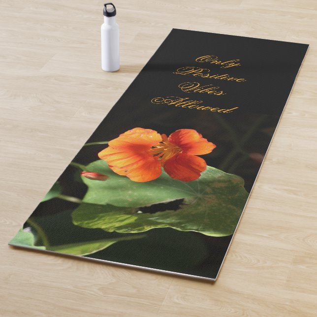 Tapis De Yoga Citation inspirante florale de Nasturtium (En situation)