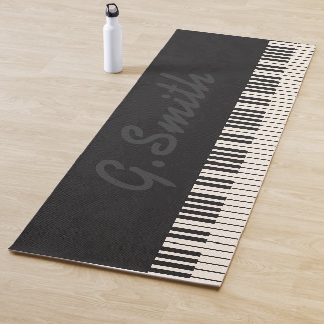 Tapis De Yoga Clavier de piano noir et blanc personnalisé. Ajout (En situation)