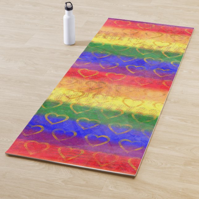 Tapis De Yoga Coeurs d'or, couleurs Gay pride arc-en-ciel brilla (En situation)