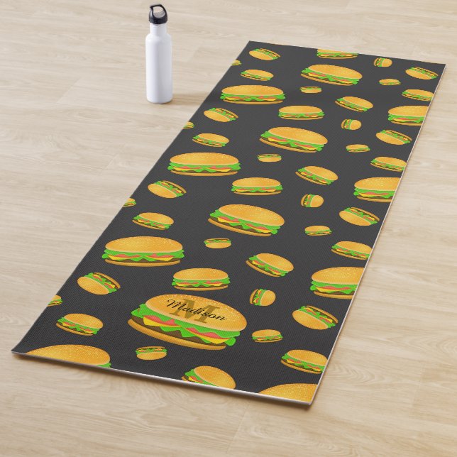 Tapis De Yoga Cool et amusant yummy burger motif Monogramme (En situation)