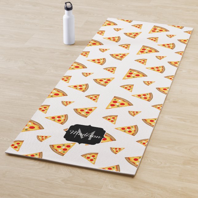 Tapis De Yoga Cool et fun pizza tranches motif Monogram blanc (En situation)