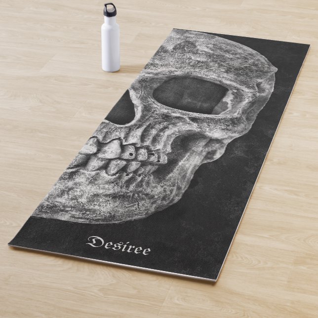Tapis De Yoga Cool Gothique Moitié Crâne Noir et Blanc Grunge (En situation)