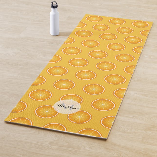 Tapis De Yoga Cool Juicy Orange tranches motif Monogramme (En situation)