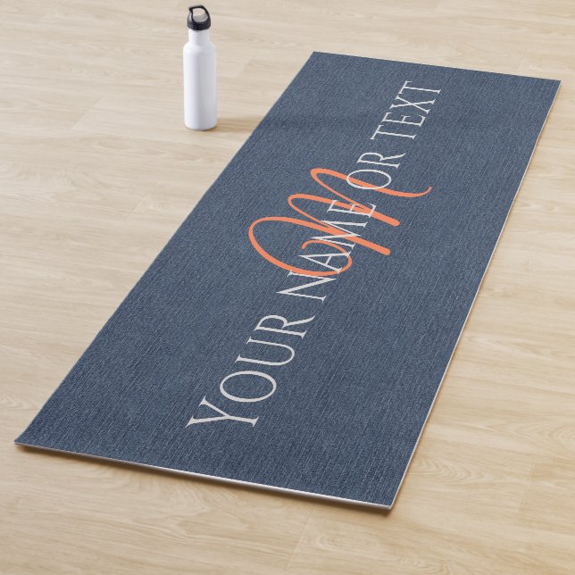 Tapis De Yoga Coral Initial, Nom Blue Denim Imprimer (En situation)