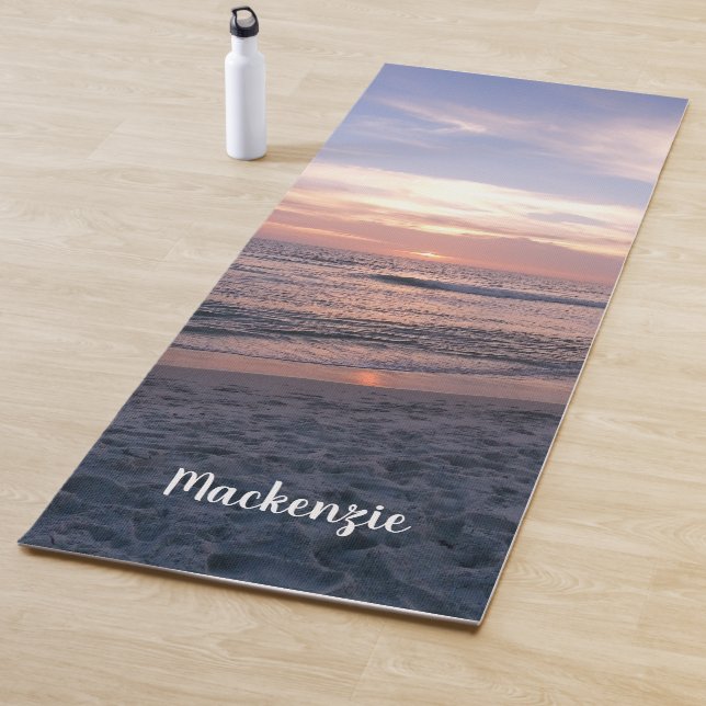 Tapis De Yoga Coucher du soleil de plage avec le nom (En situation)