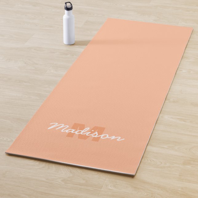 Tapis De Yoga Couleur de pêche de 2024 avec nom Monogramme perso (En situation)