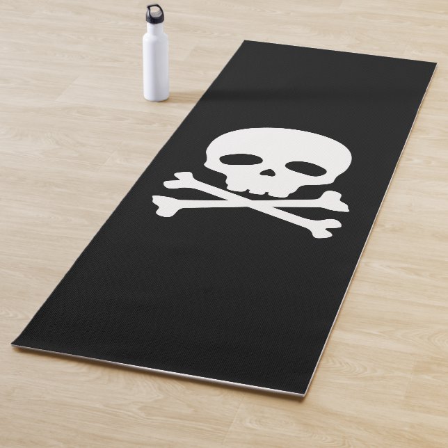 Tapis De Yoga Crâne pirate blanc sur Arrière - plan noir (En situation)