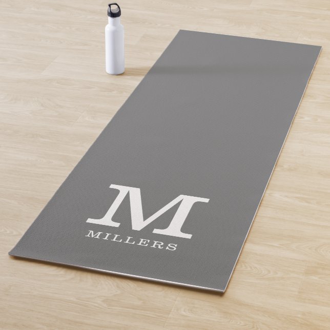 Tapis De Yoga Créer votre propre nom de famille gris monogramme  (En situation)