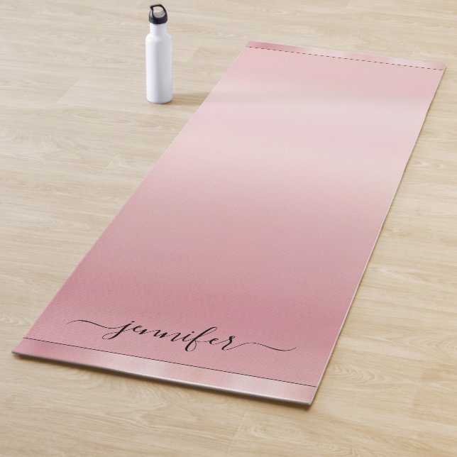 Tapis De Yoga Custom Rose Gold Calligraphy Script Name Elegant (En situation)