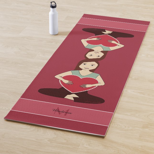 Tapis De Yoga Cute Yoga Girl tenant coeur rouge Monogramme (En situation)