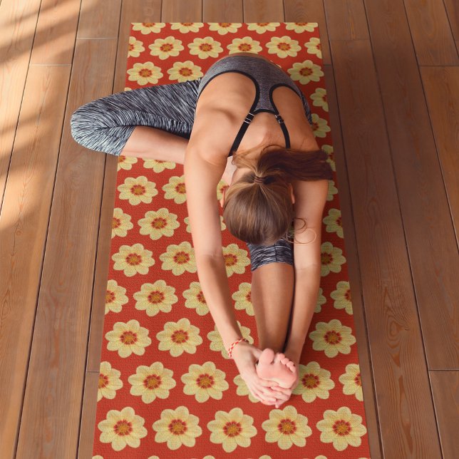 Tapis De Yoga Dahlia jaune motif floral sur rouge (In Situ (Person on Mat))