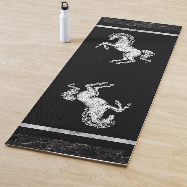 Tapis de yoga de cheval sauvage noir et blanc (En situation)