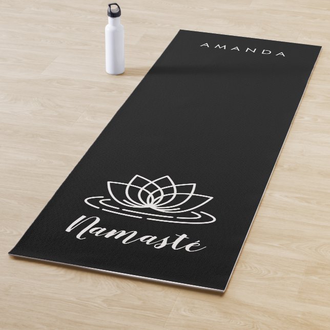 Tapis de yoga de Namasté noir personnalisé à la fl (En situation)