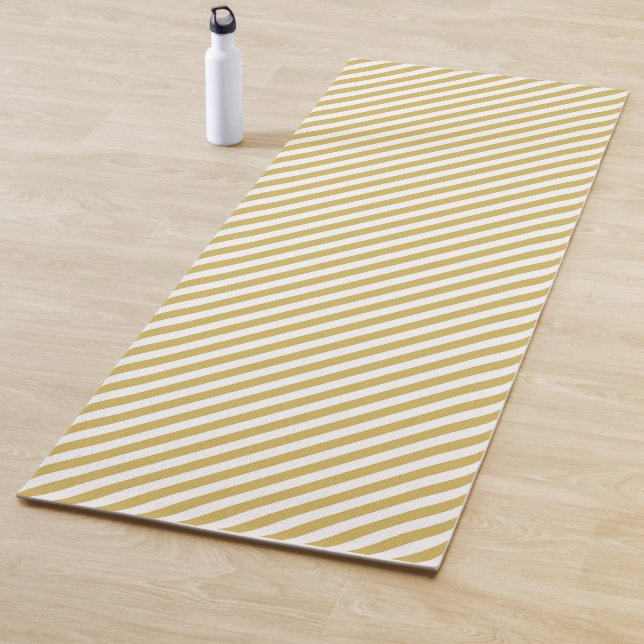 Tapis De Yoga Diagonal golden yellow and white stripes pattern (En situation)