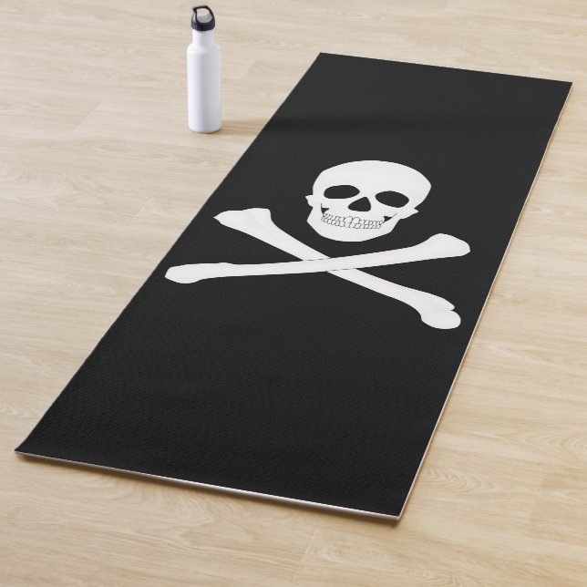 Tapis De Yoga Drapeau de pirate (crâne et os croisés) (En situation)