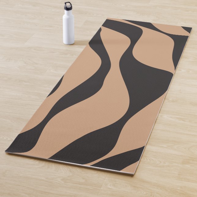 Tapis De Yoga Ebb et flux 4 en tan et noir (En situation)