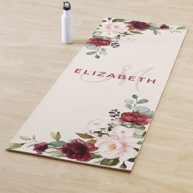 Tapis De Yoga Élégant Aquarelle Bourgogne Broussaillée Monogramm (En situation)