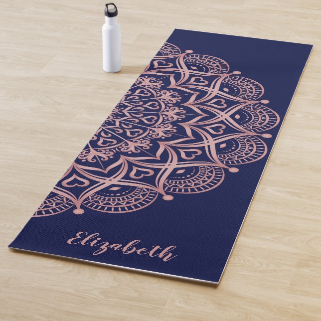 Tapis De Yoga Elégant bleu marine et or Rose Mandala (En situation)