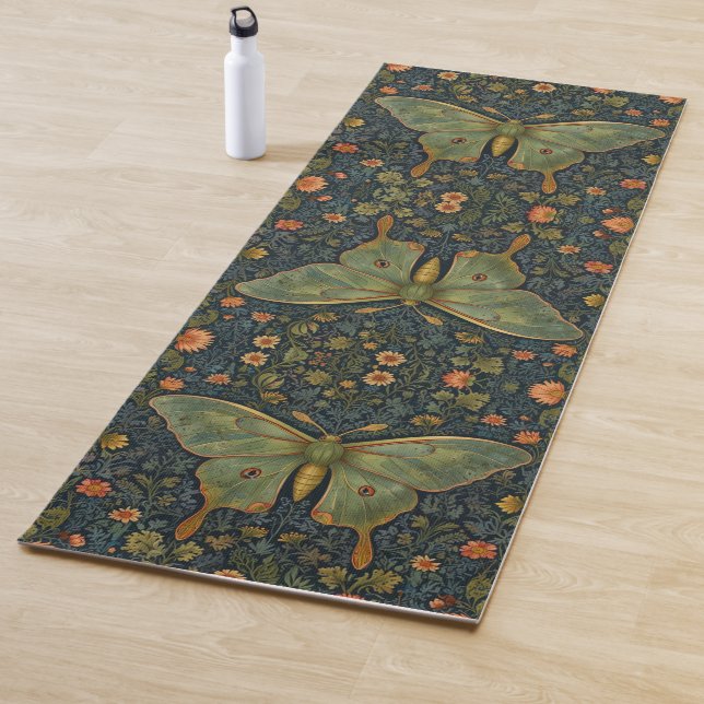 Tapis De Yoga Élégant boho rétro Luna moth botanique (En situation)