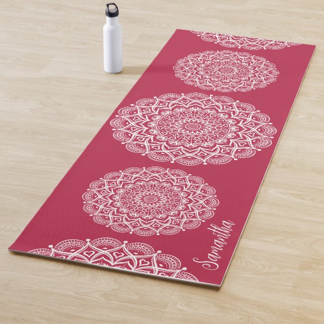 Tapis De Yoga Élégant Monogramme Boho Magenta et blanc Mandala (En situation)