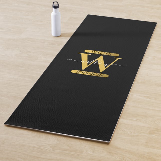 Tapis De Yoga Élégant Monogramme noir & or Script moderne (En situation)