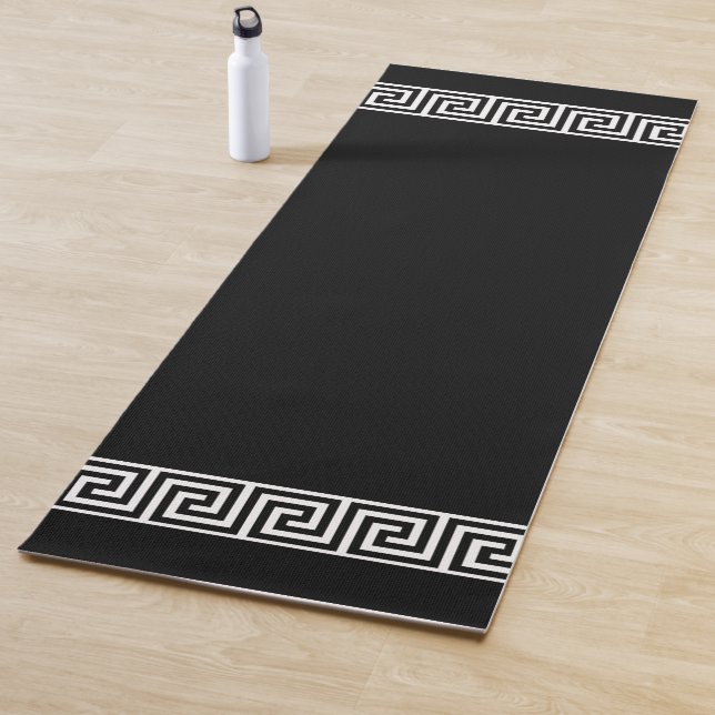 Tapis De Yoga Élégant Motif grec sur noir (En situation)