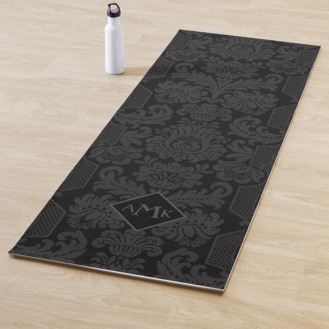 Tapis De Yoga Elégant noir victorien Damask avec Monogramme (En situation)