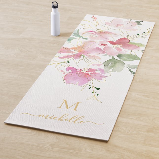 Tapis De Yoga Élégant rose floral or Script Monogramme (En situation)