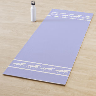 Tapis De Yoga Élégants chevaux blancs chic sur fond bleu clair