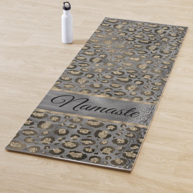 Tapis De Yoga Empreinte de léopard Glittery sur Glossy Grey  (En situation)