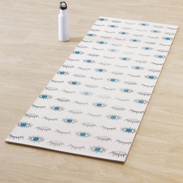 Tapis De Yoga Eyelashes oculaires bleus argenté Nazar Mati Motif (En situation)