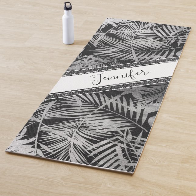 Tapis De Yoga Feuilles tropicaux noirs et blancs avec nom et par (En situation)