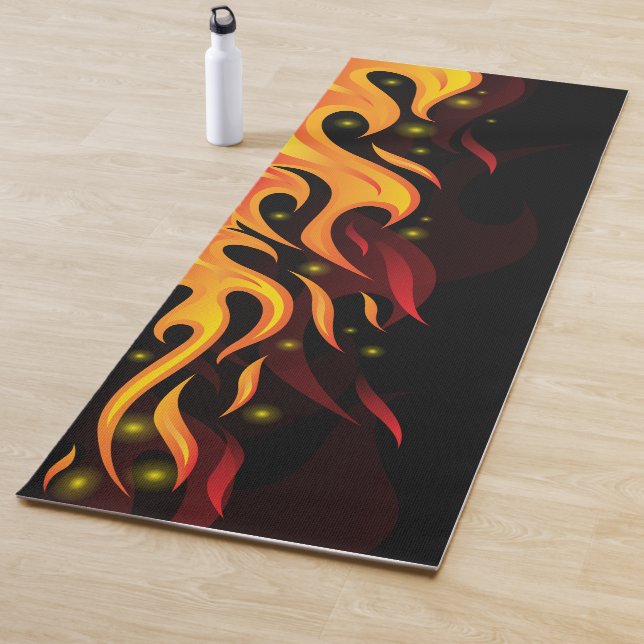 Tapis De Yoga Flammes de feu sur le Arrière - plan noir (En situation)