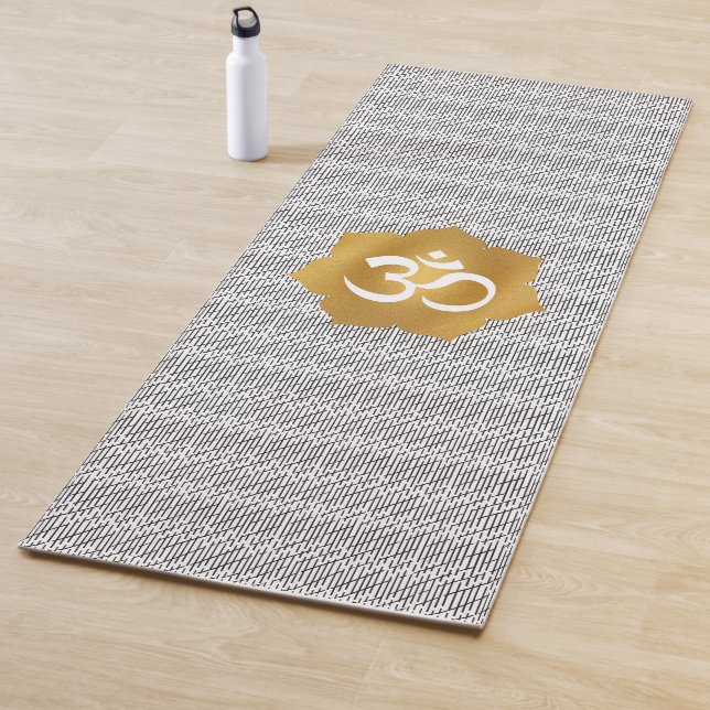 Tapis De Yoga Fleur de Lotus Or & Blanc avec Symbole Ohm (En situation)