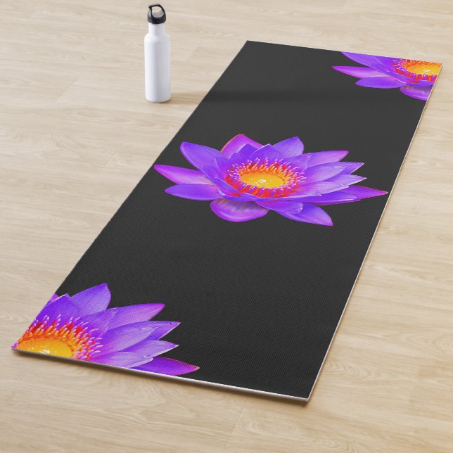 Tapis De Yoga Fleurs de Lotus Violet sur Mat de Yoga Noir (En situation)