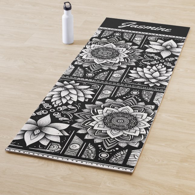Tapis De Yoga Fleurs Lotus et Mandalas en noir et blanc (En situation)
