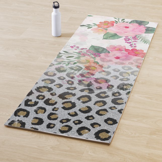 Tapis De Yoga Fleurs roses Empreintes de léopard noires en argen (En situation)