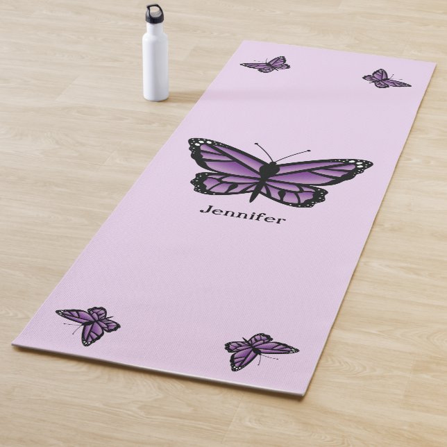 Tapis De Yoga Illustration De Papillons Violets Avec Nom Personn (En situation)