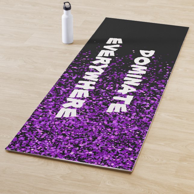 Tapis De Yoga La Parties scintillant violette sur le noir domine (En situation)