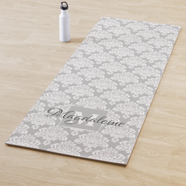Tapis De Yoga Lacy White Damask sur Grey Monogram & Name (En situation)