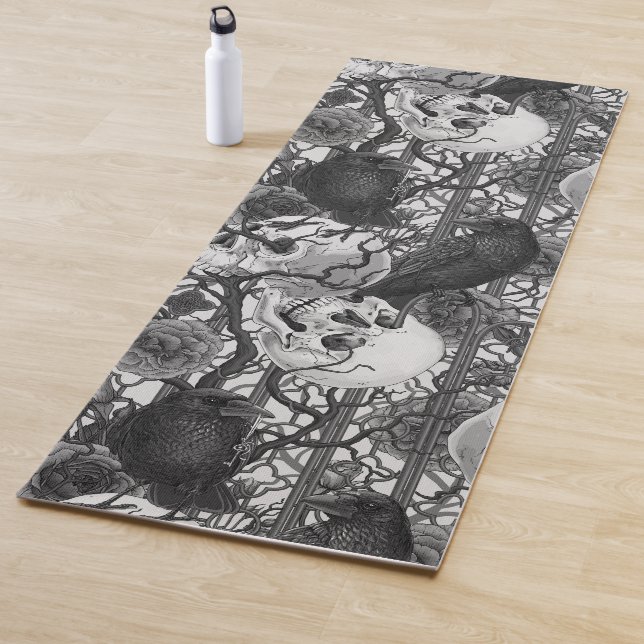 Tapis De Yoga Le secret de Raven. Illustration gothique sombre e (En situation)