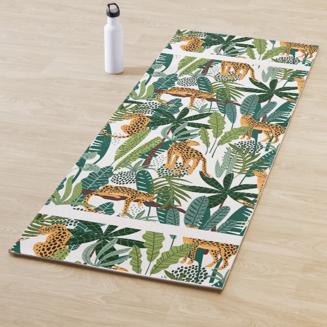 Tapis De Yoga léopard Brown dans la jungle tropicale luxuriante  (En situation)