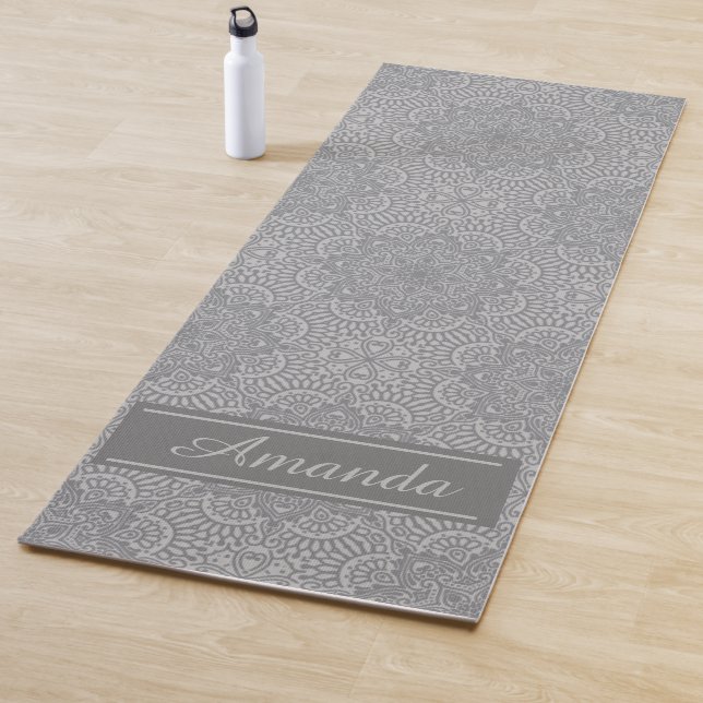 Tapis De Yoga Luxe Elegant Grey Motif noir Design Nom Yog (En situation)