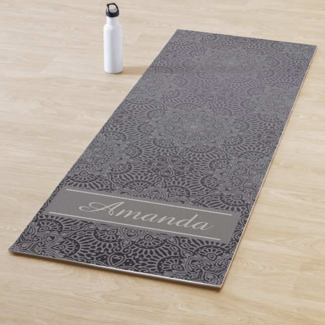 Tapis De Yoga Luxe Elegant Grey Motif noir Nom du design (En situation)