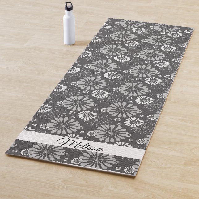Tapis De Yoga Manteau de Yoga floral noir et blanc personnalisé (En situation)